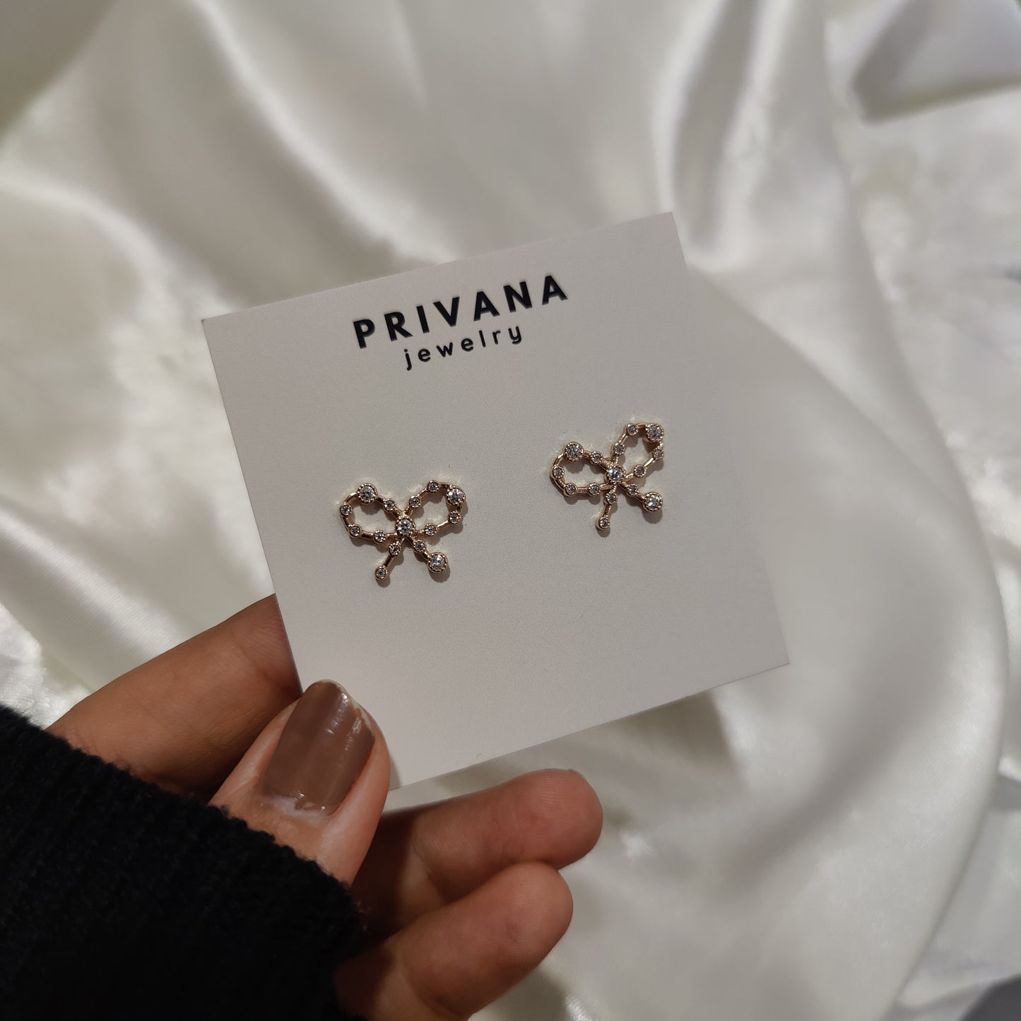 Minimal bow Ear studs