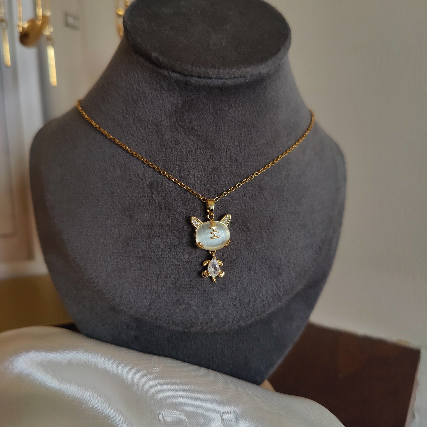 Gwen neckpiece