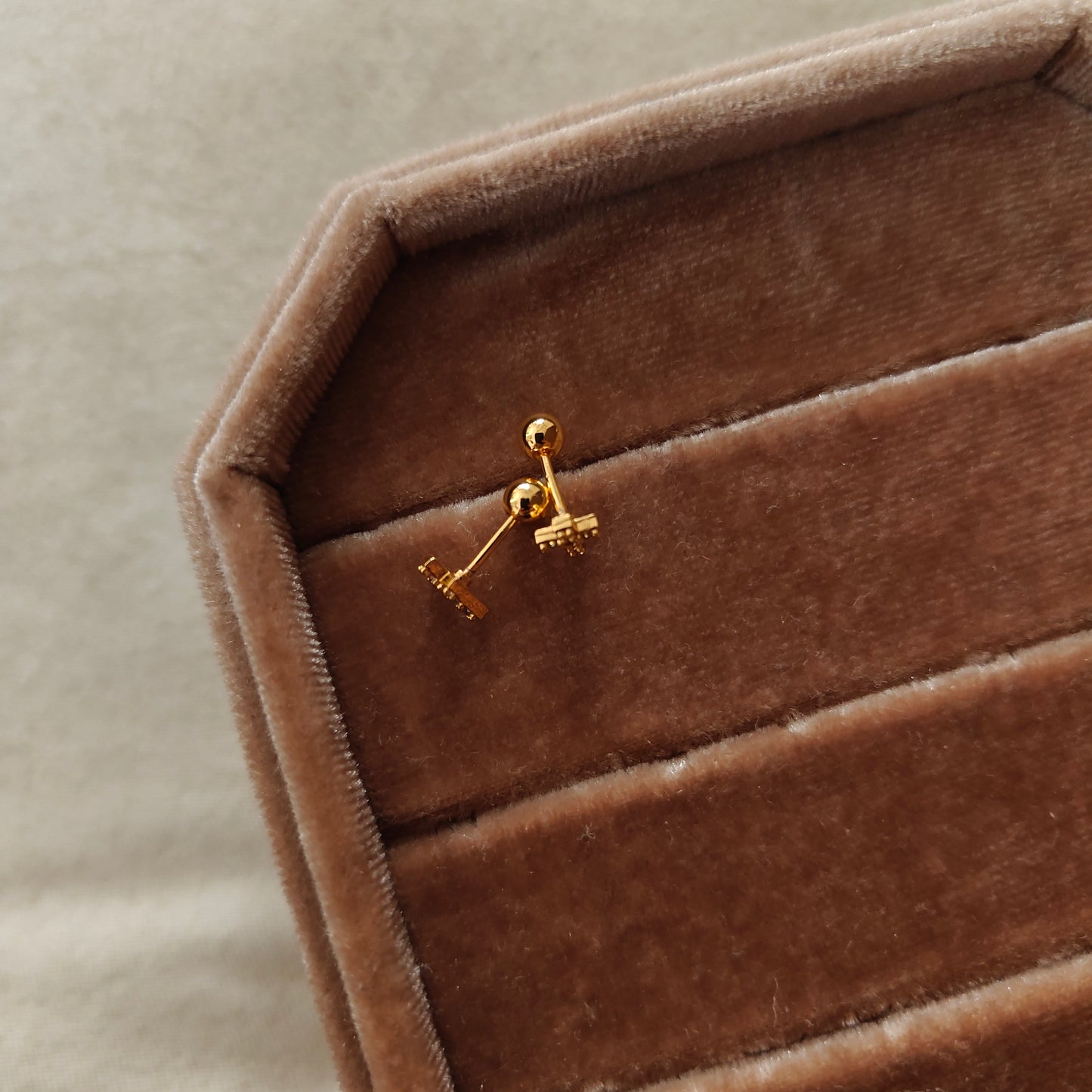 Cross ball-back studs