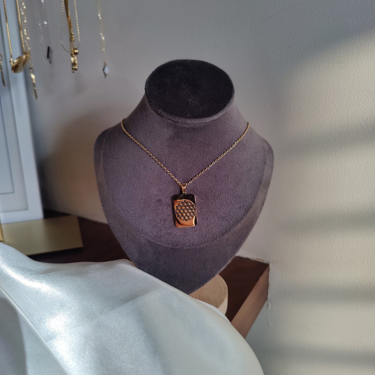 Ava neckpiece