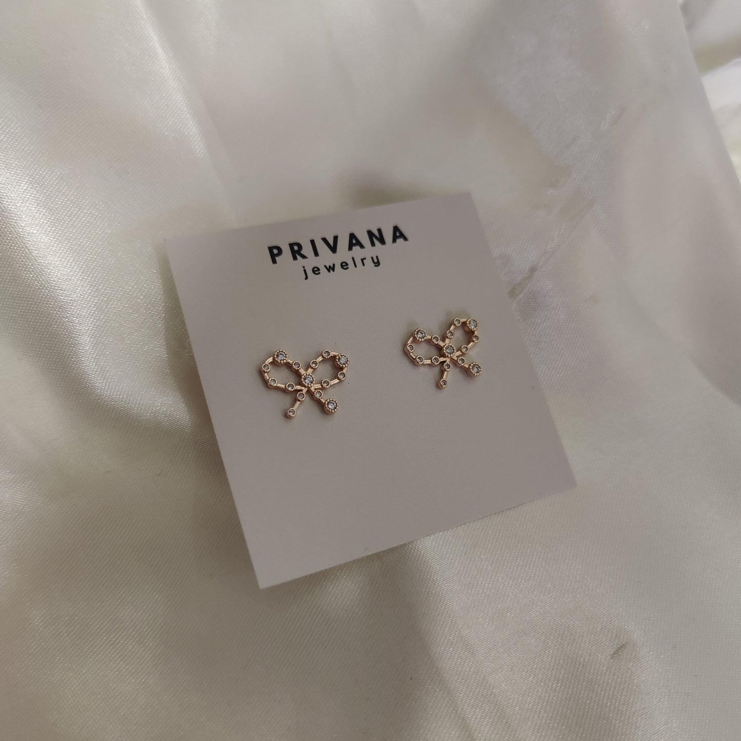 Minimal bow Ear studs