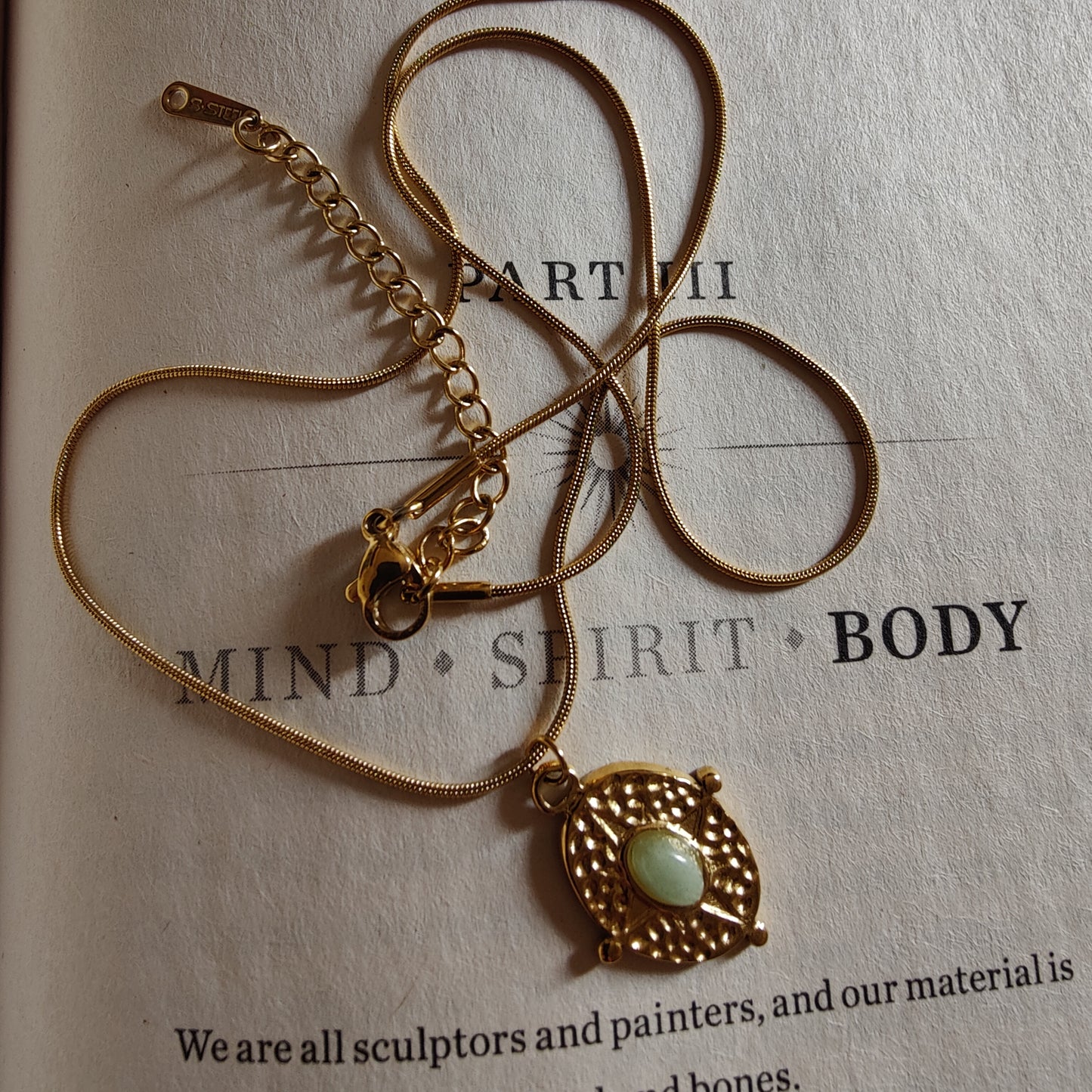 Carla vintage neckpiece
