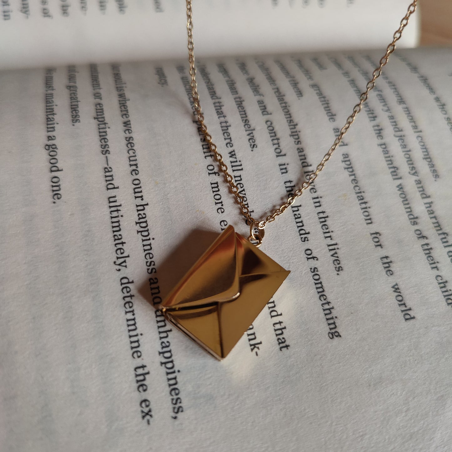 Vintage mailer neckpiece