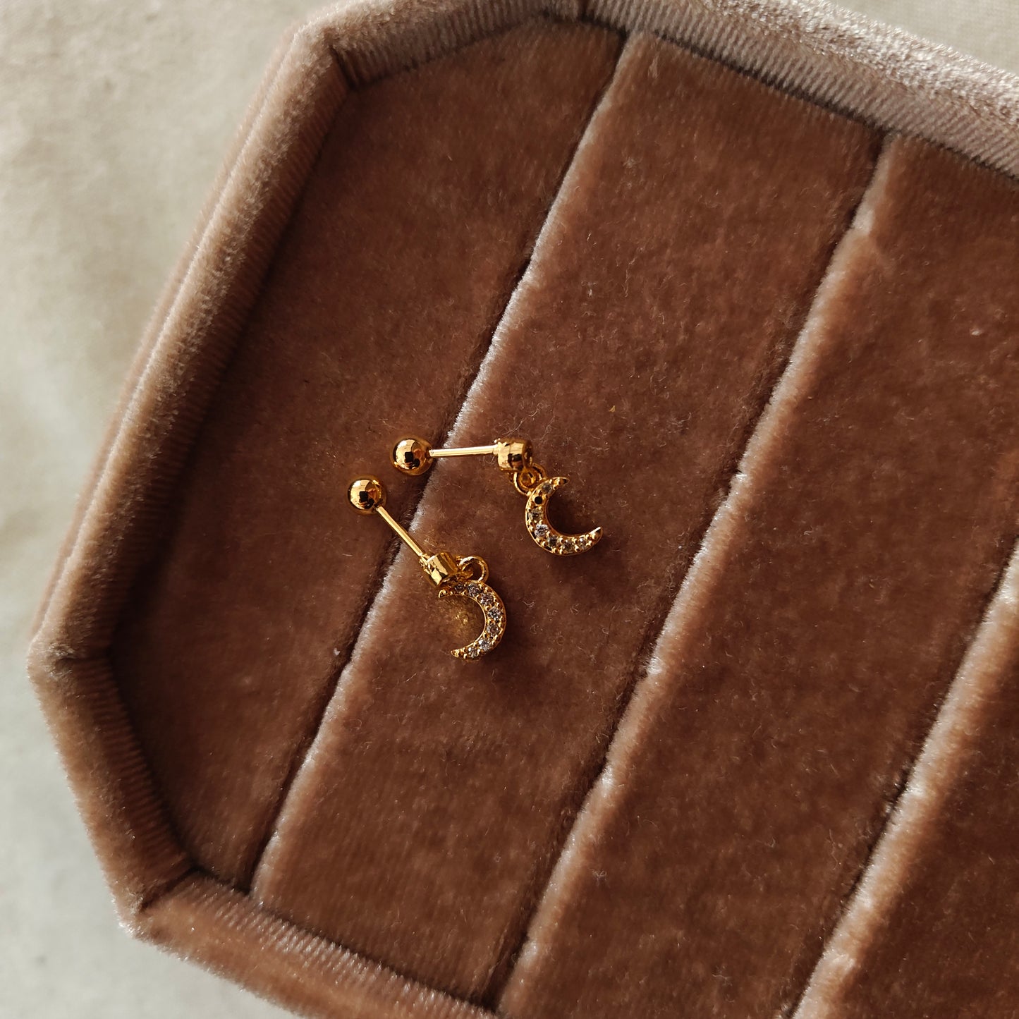 Crescent ball-back studs