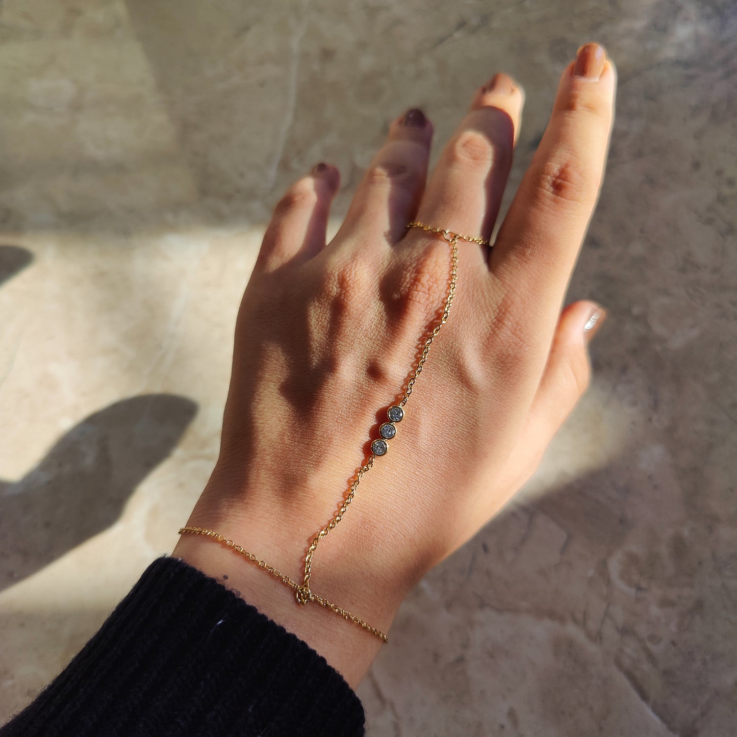 Delilah Handchain