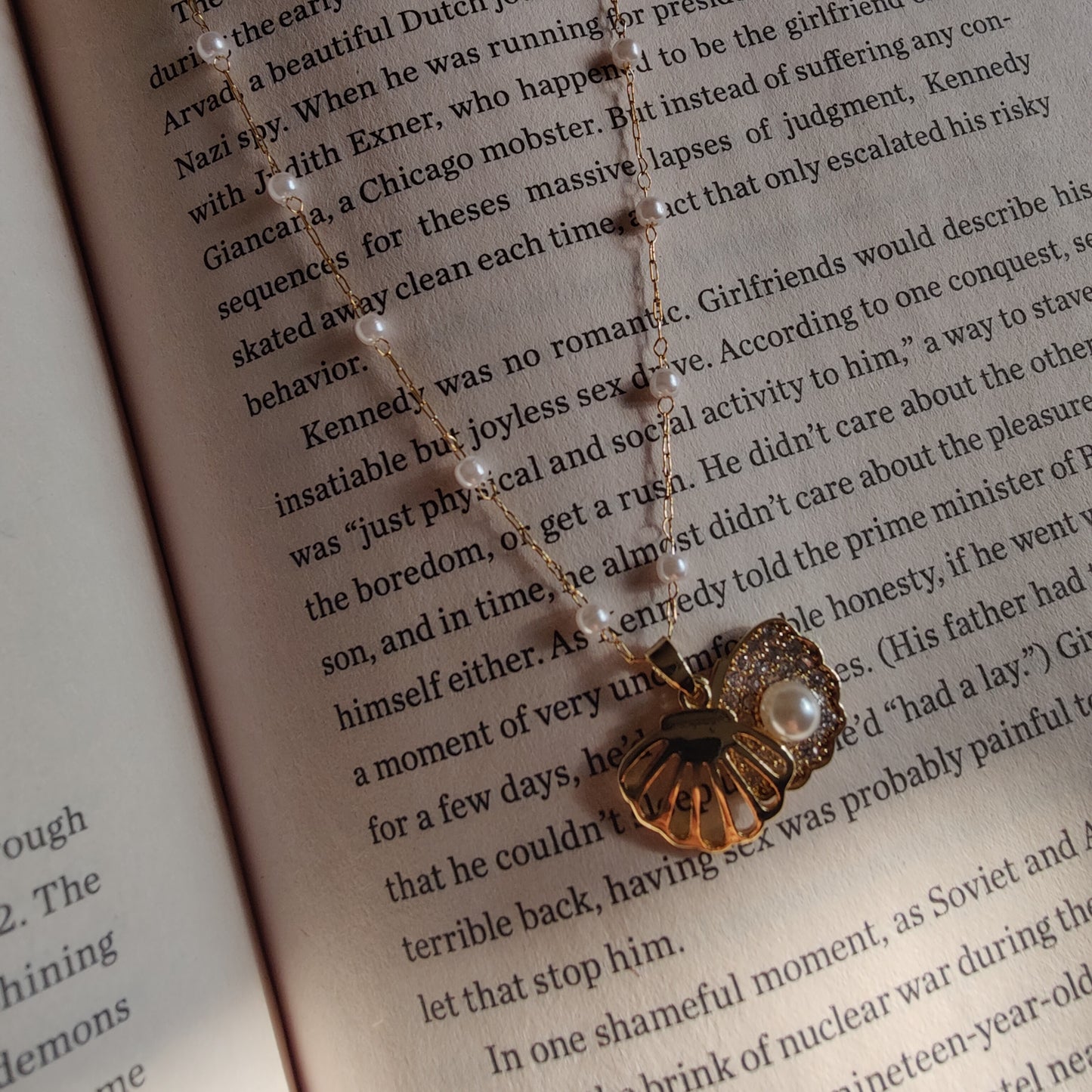 Openable shell neckpiece