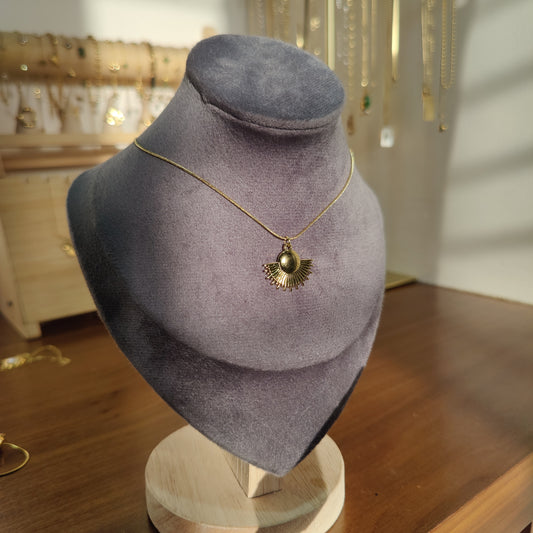 Betsy neckpiece