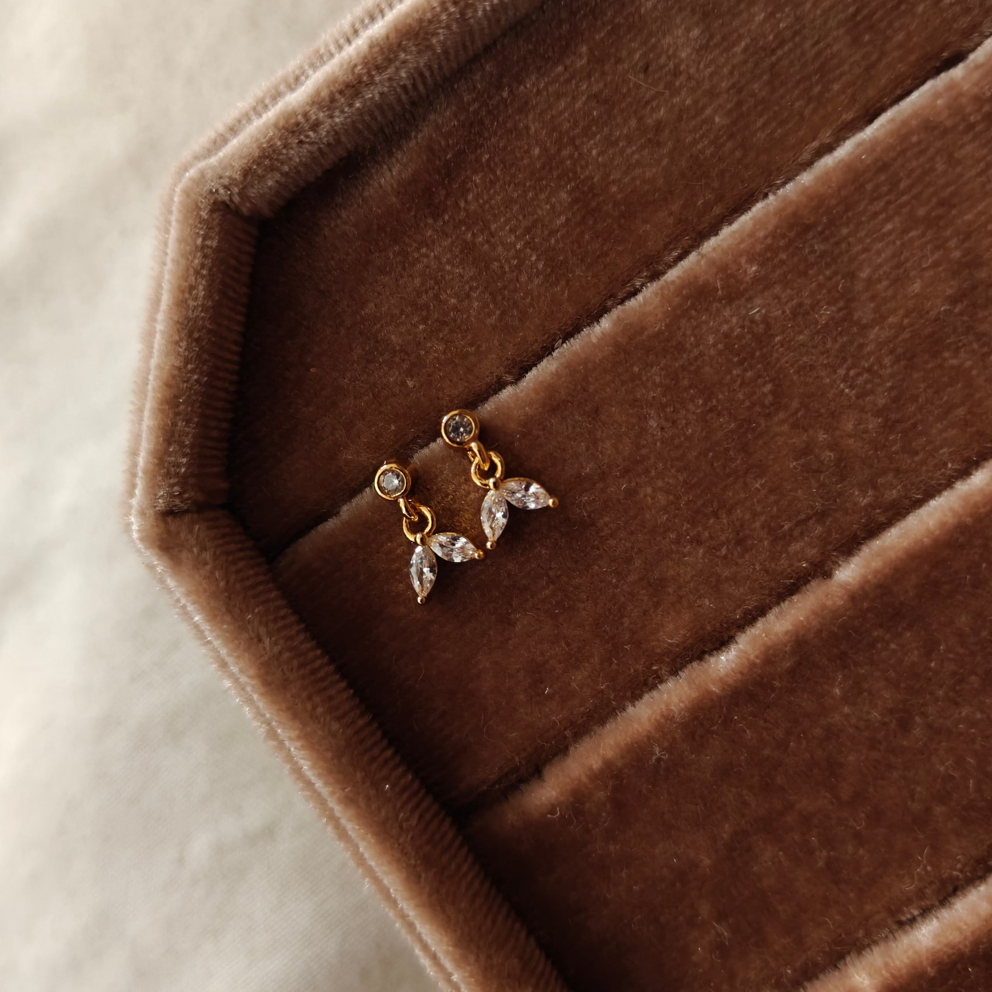 Fishtail ball-back studs