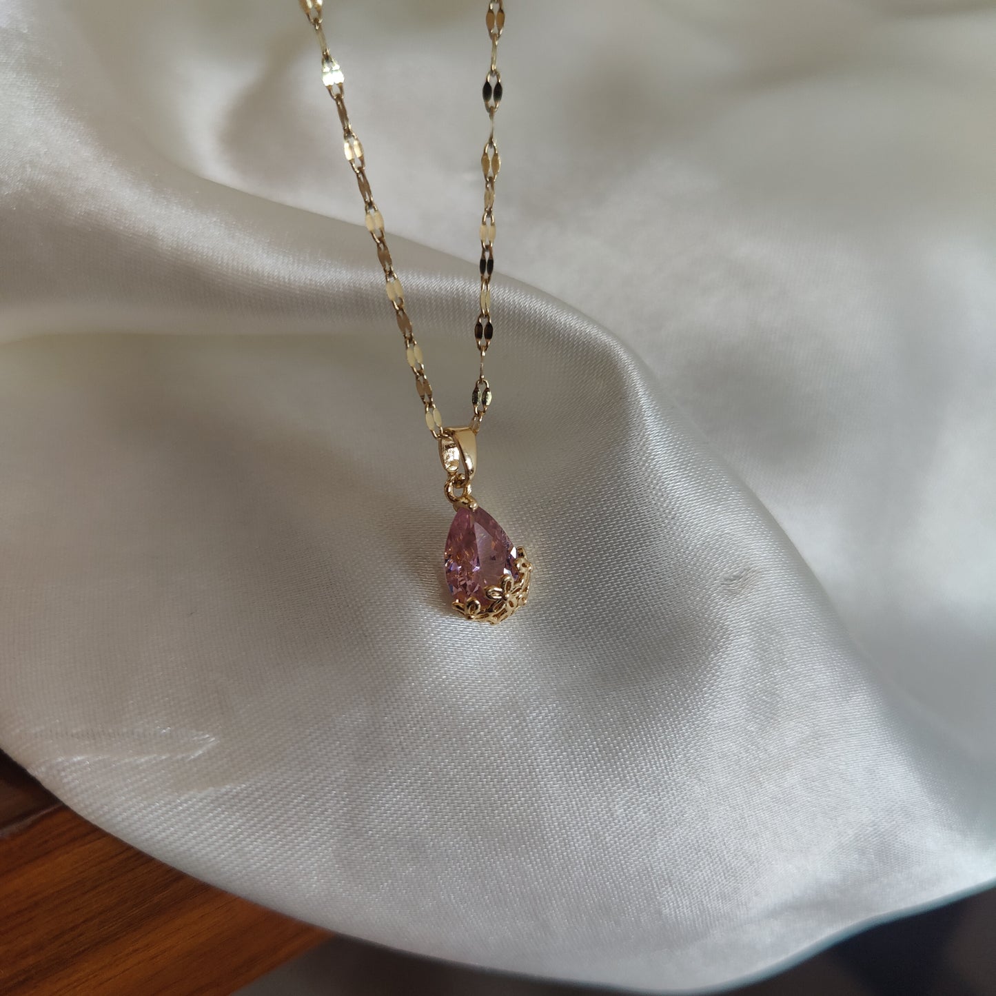 Eleanor neckpiece