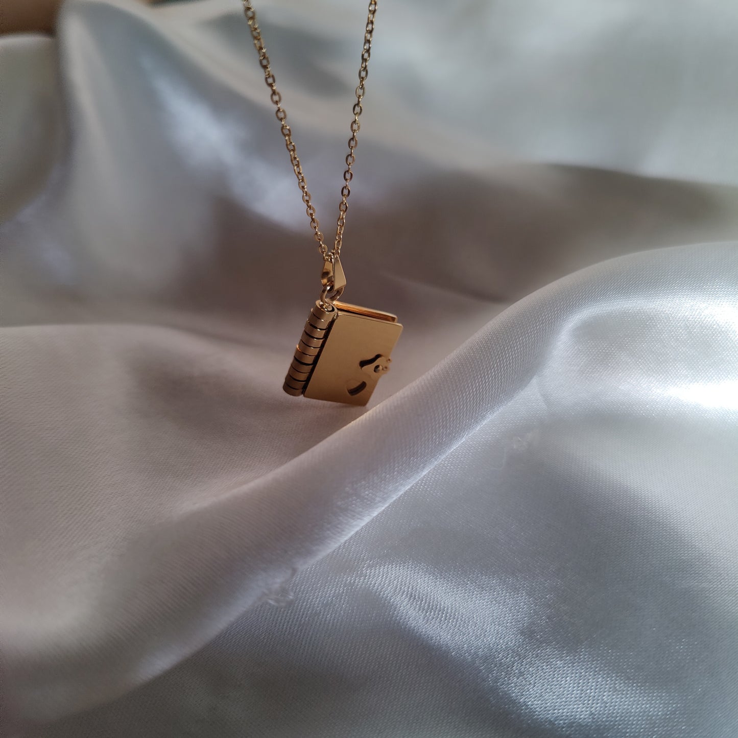 Vintage openable diary neckpiece