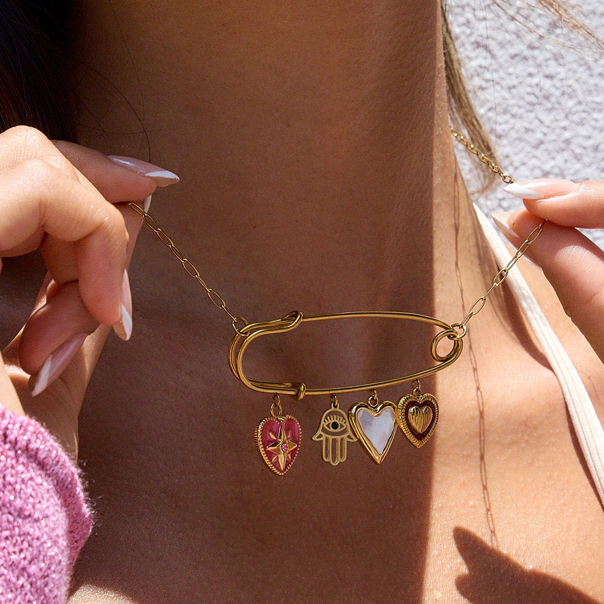 Hold it together neckpiece