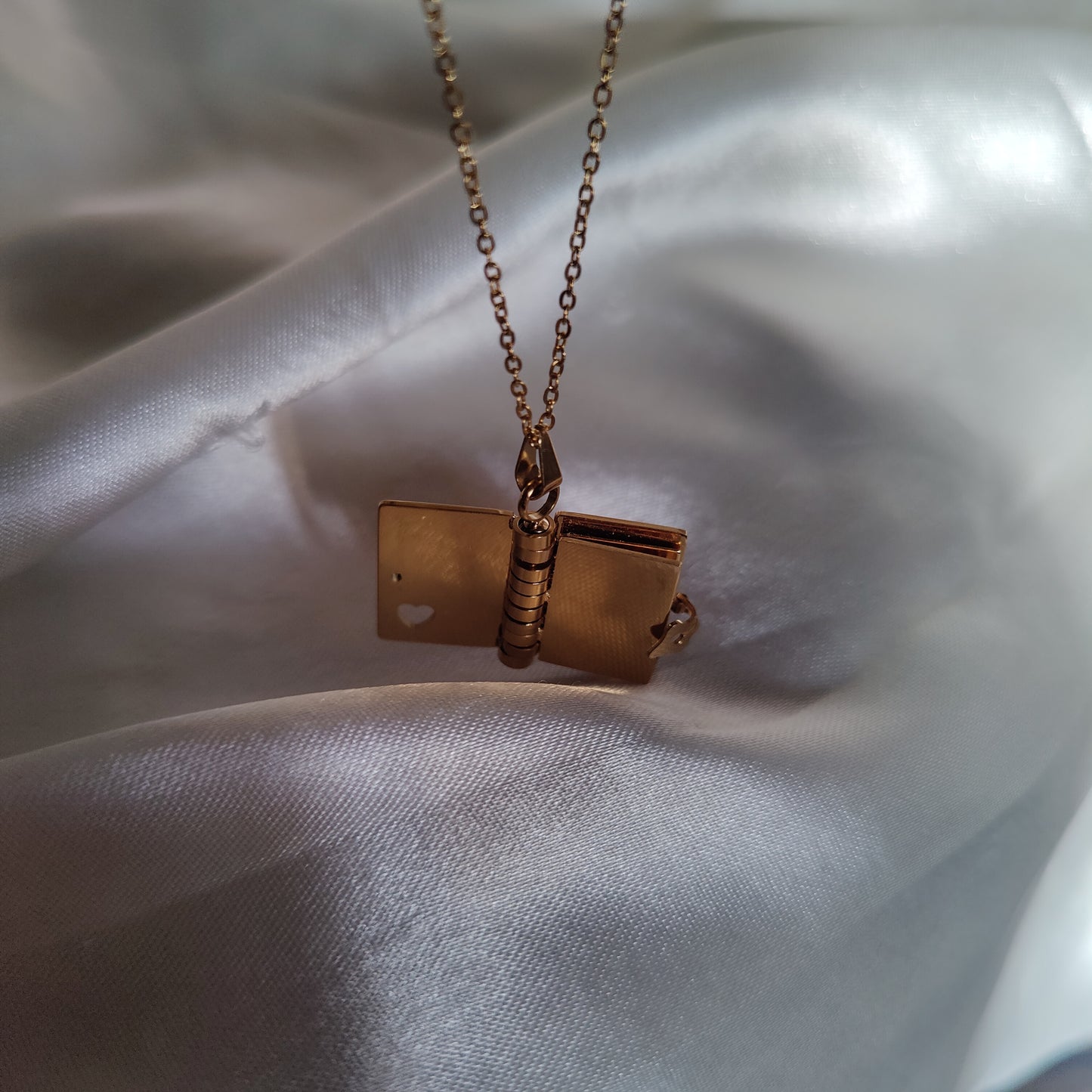 Vintage openable diary neckpiece
