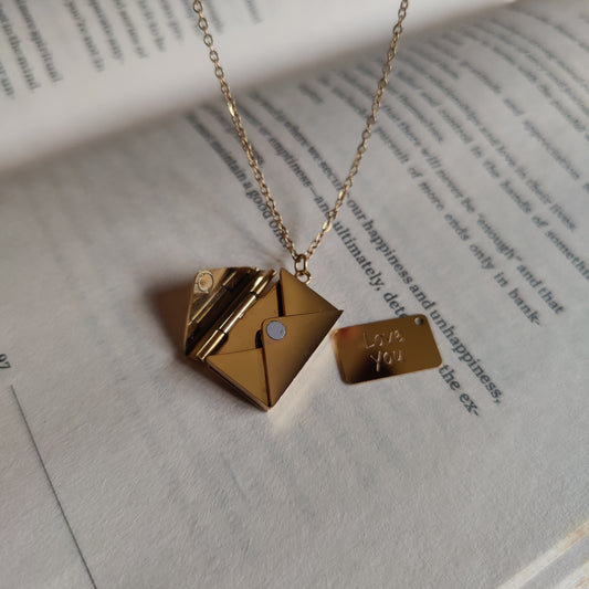 Vintage mailer neckpiece