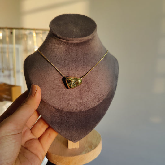Zadie neckpiece