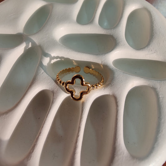 Clover Ring
