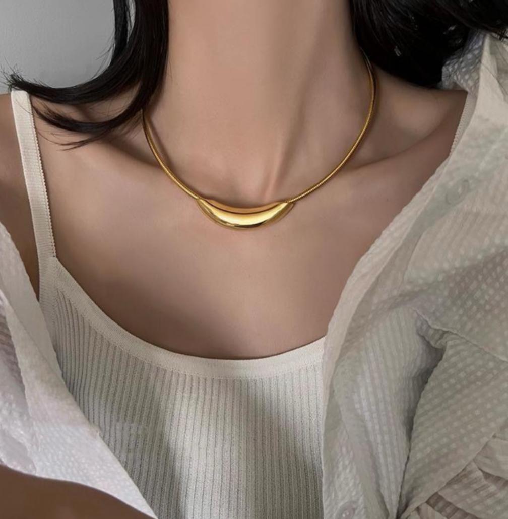 The It girl choker