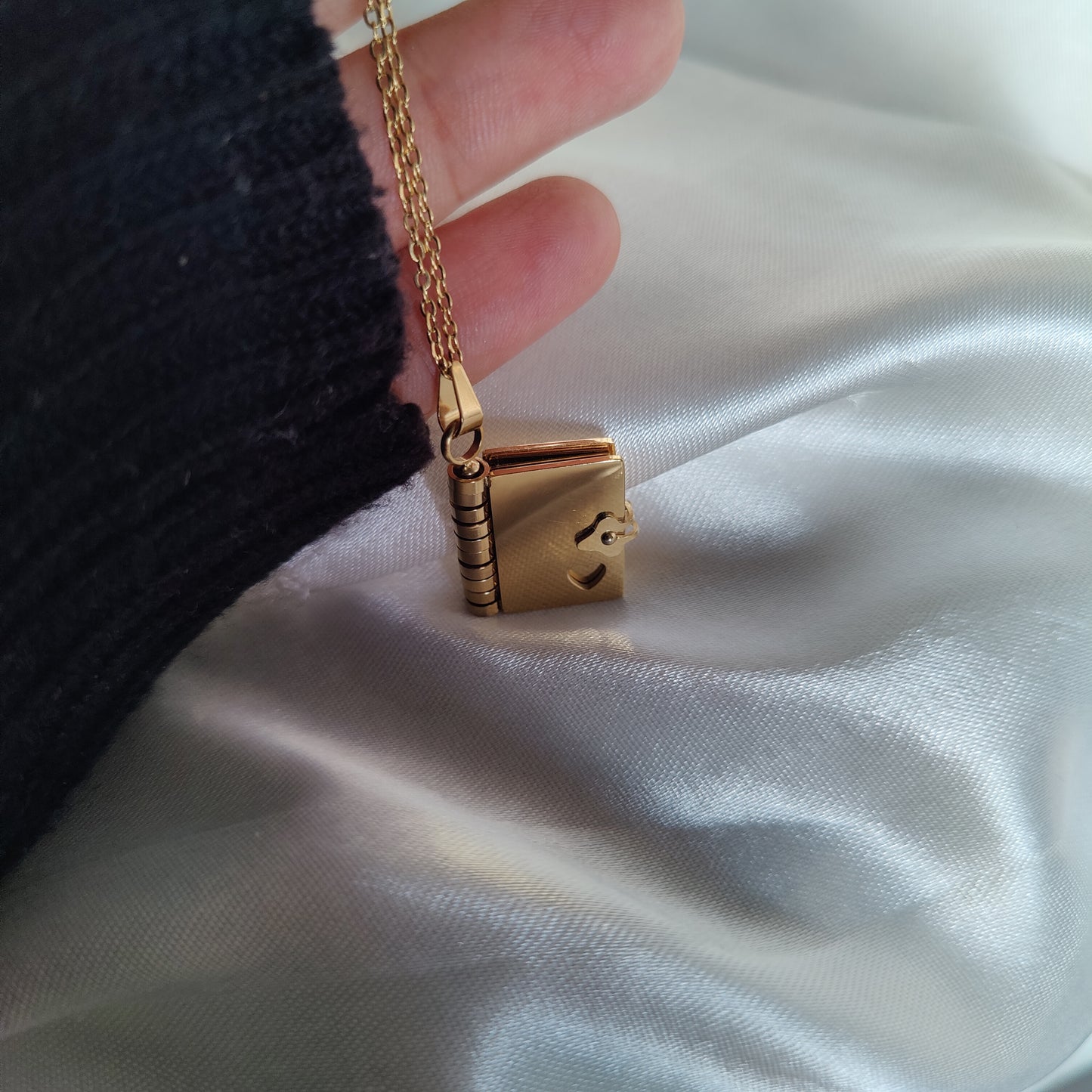 Vintage openable diary neckpiece