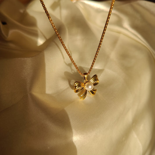 Bow pearl neckpiece