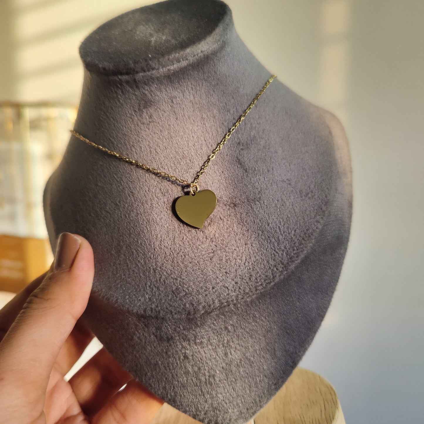 Minimal heart neckpiece