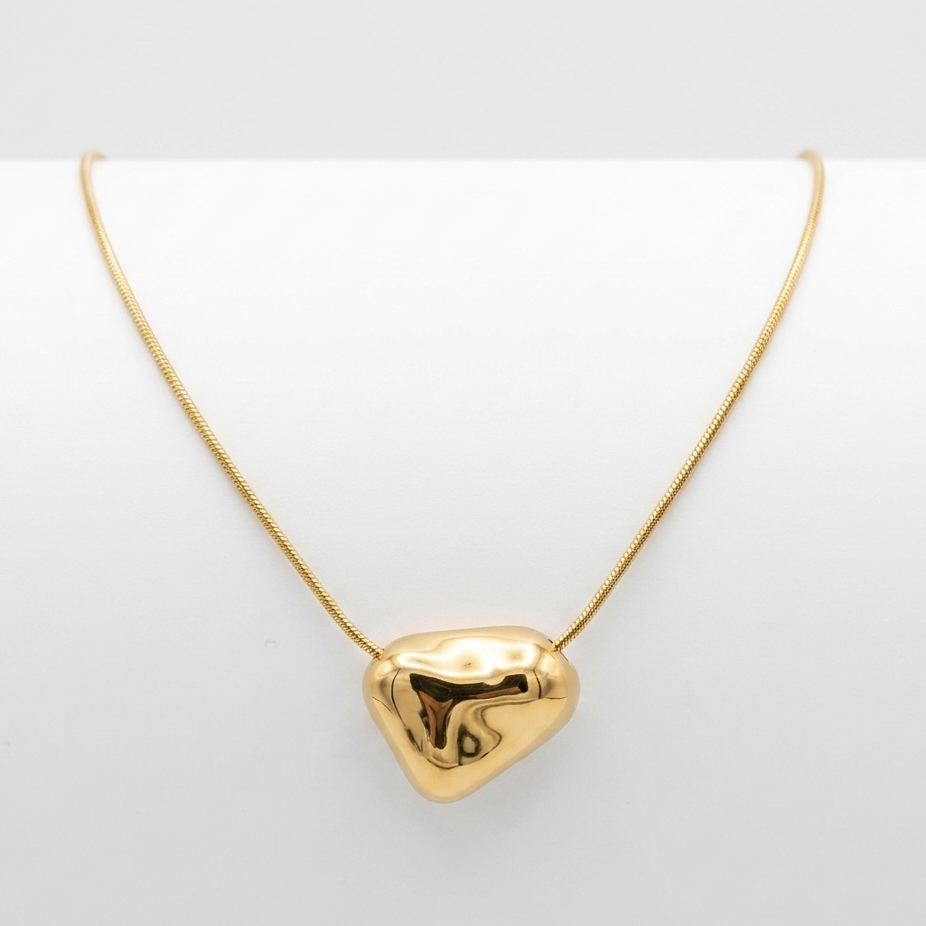 Pebble pendant neckpiece