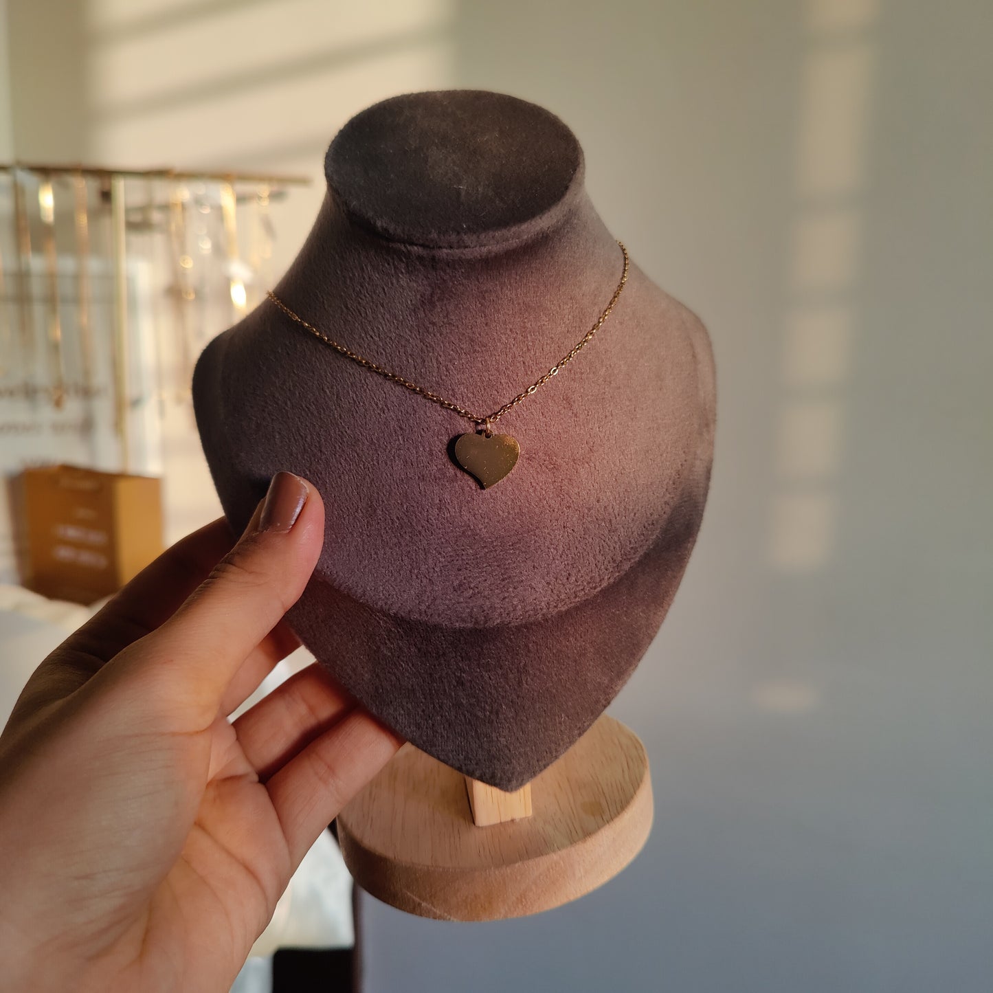Minimal heart neckpiece