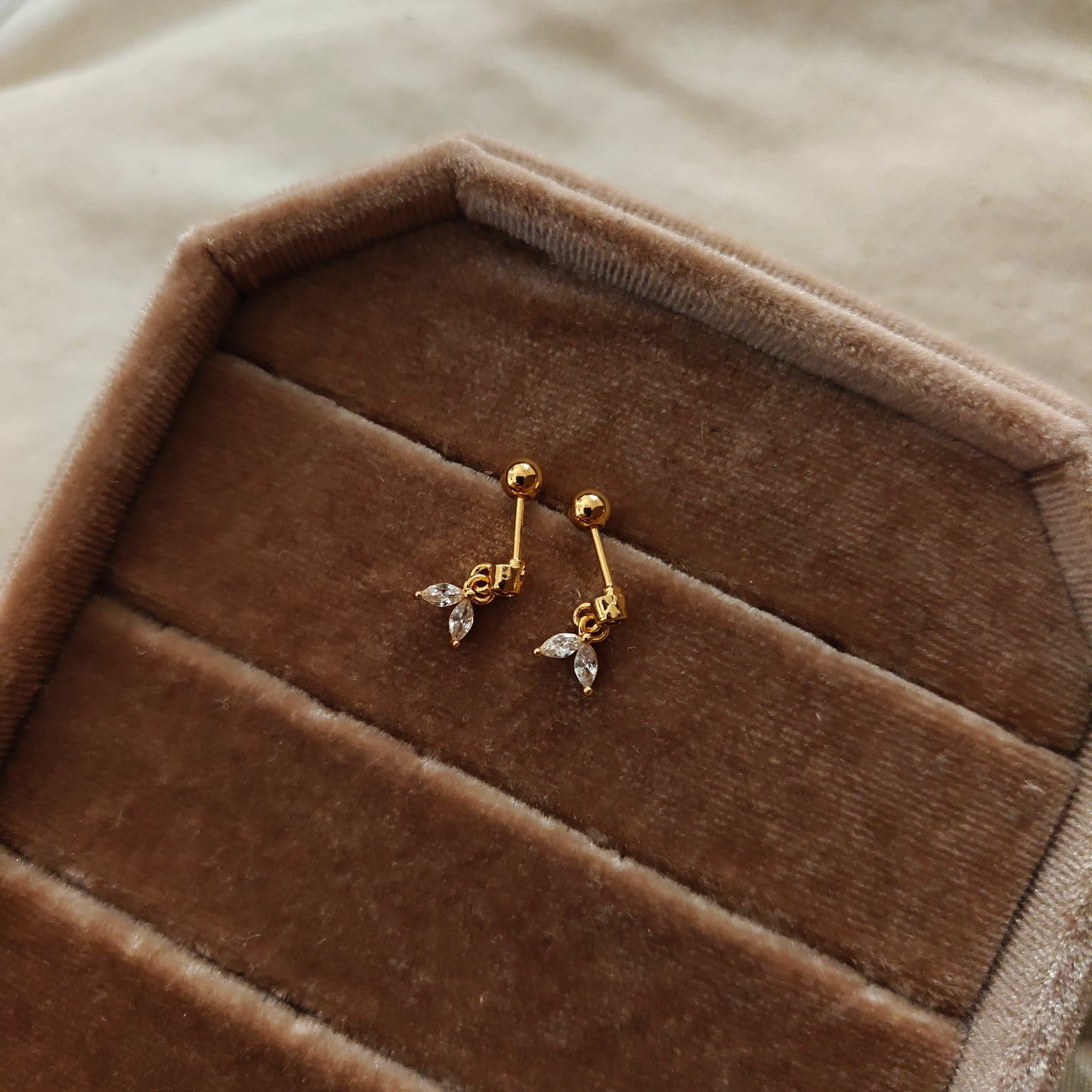 Fishtail ball-back studs