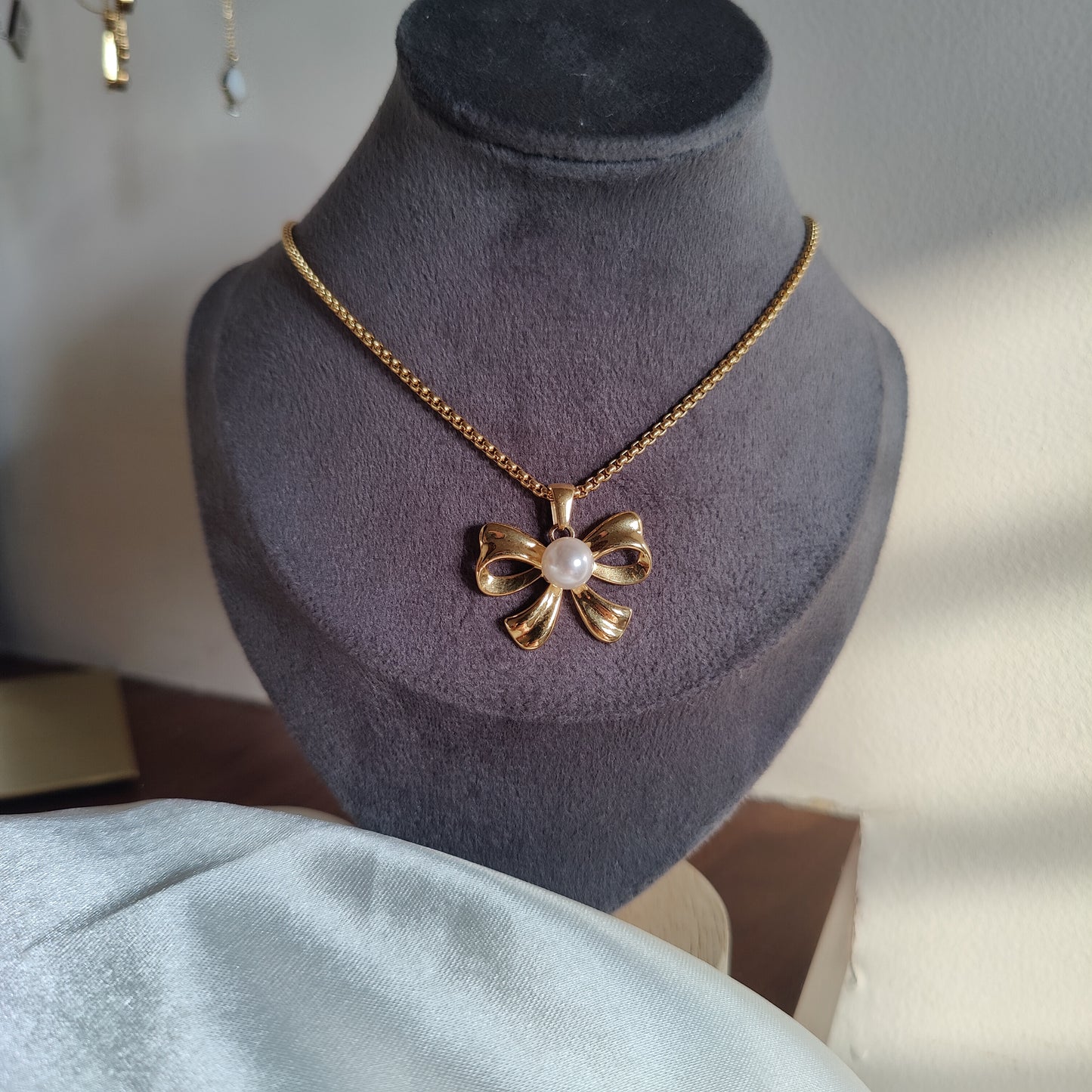 Bow pearl neckpiece