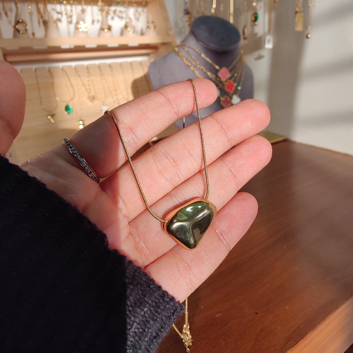 Zadie neckpiece