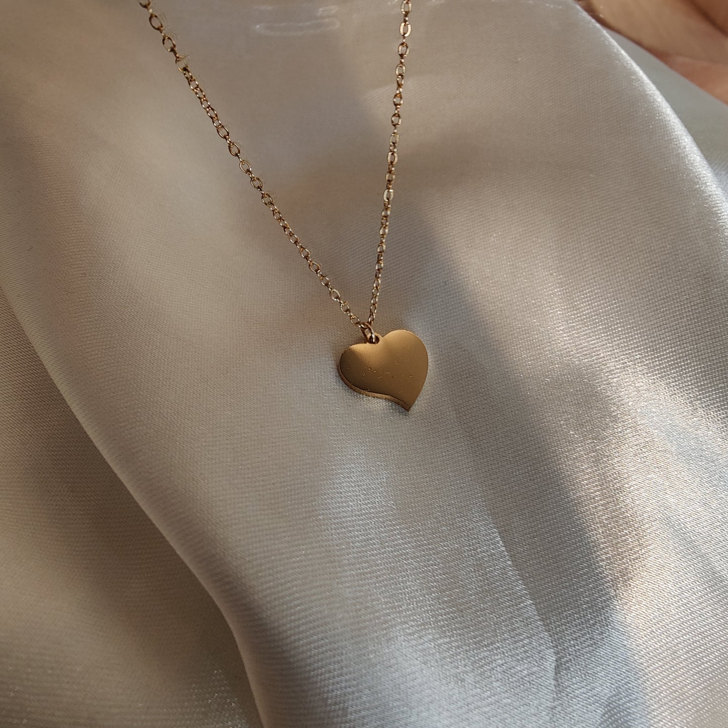 Minimal heart neckpiece