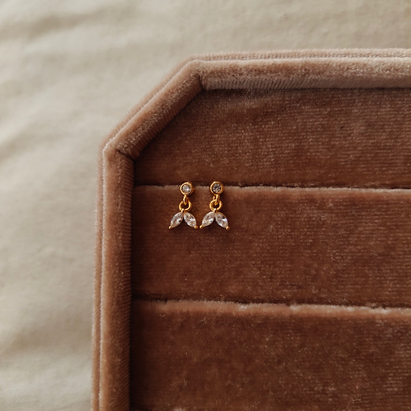 Fishtail ball-back studs