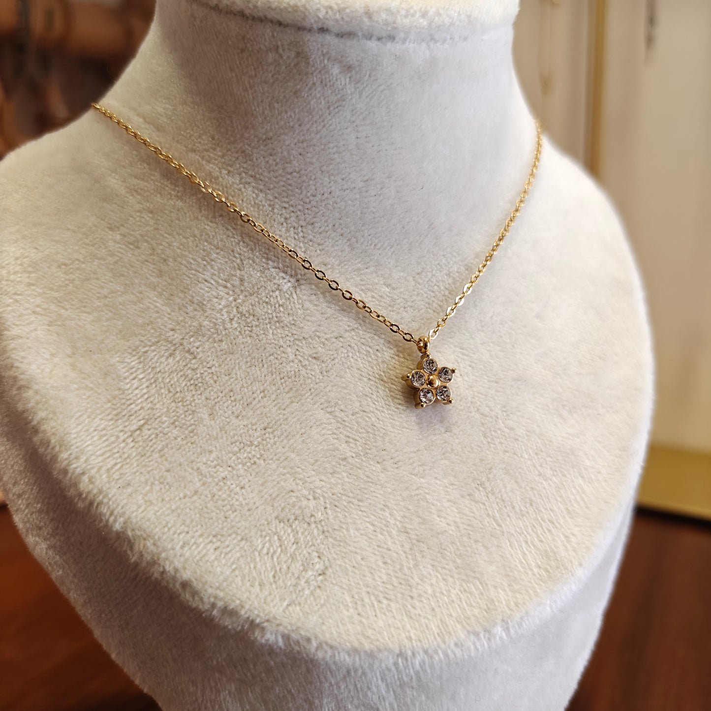 Little flower neckpiece