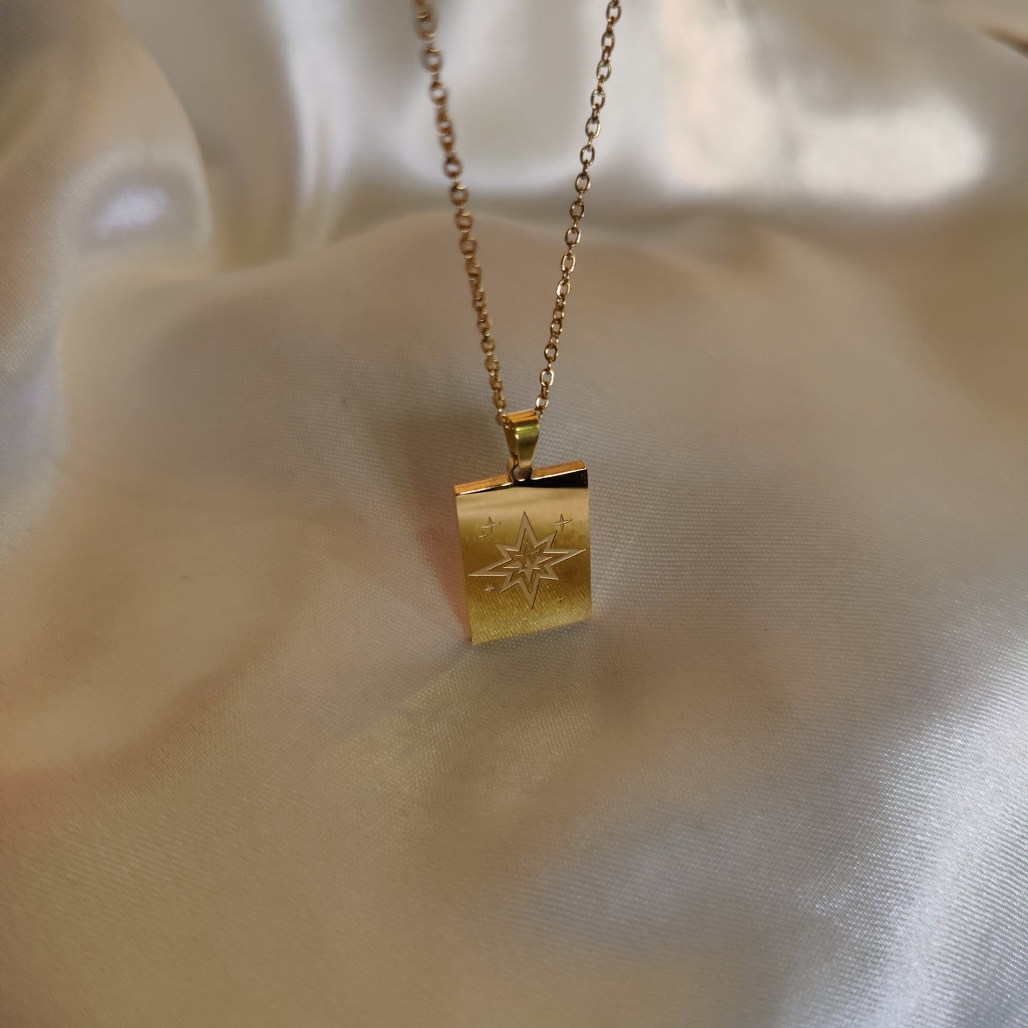 Akira neckpiece